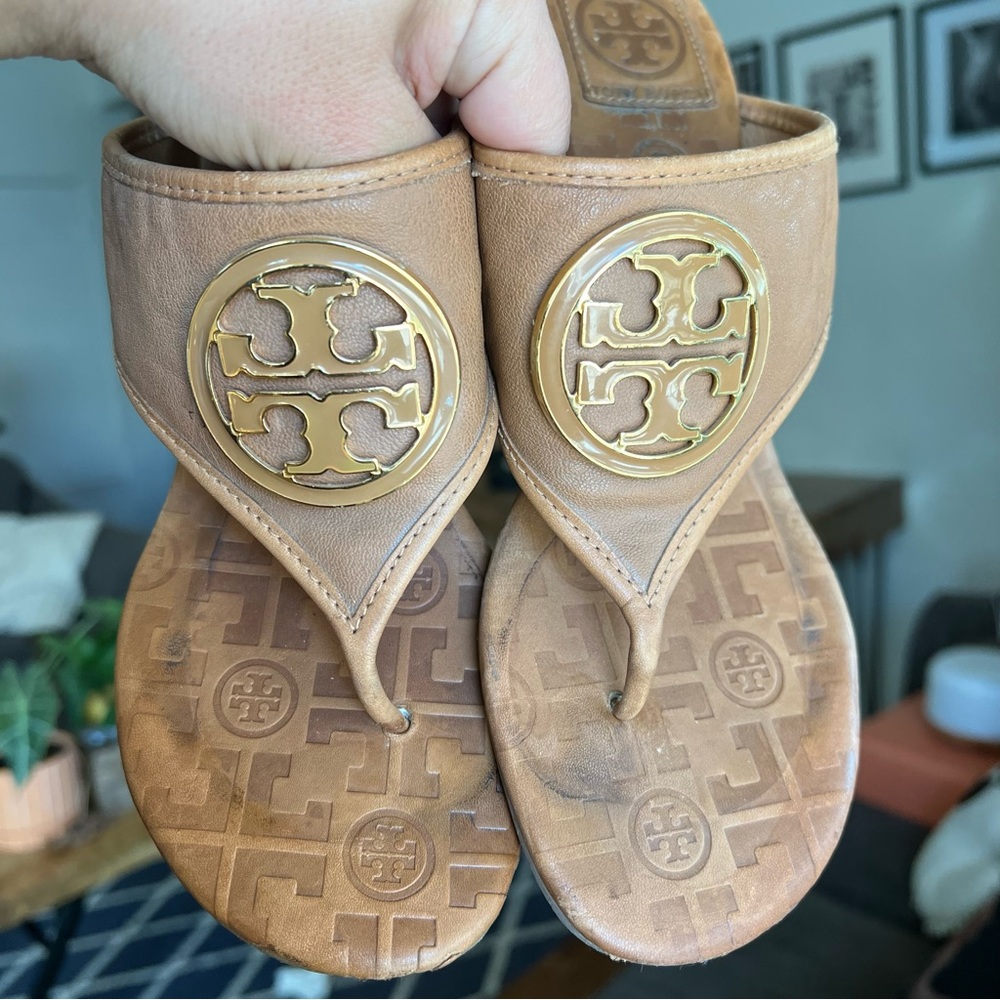Tory Burch Tan Kitten Heel Sandal Gold Logo Size 8M - Picture 16 of 16